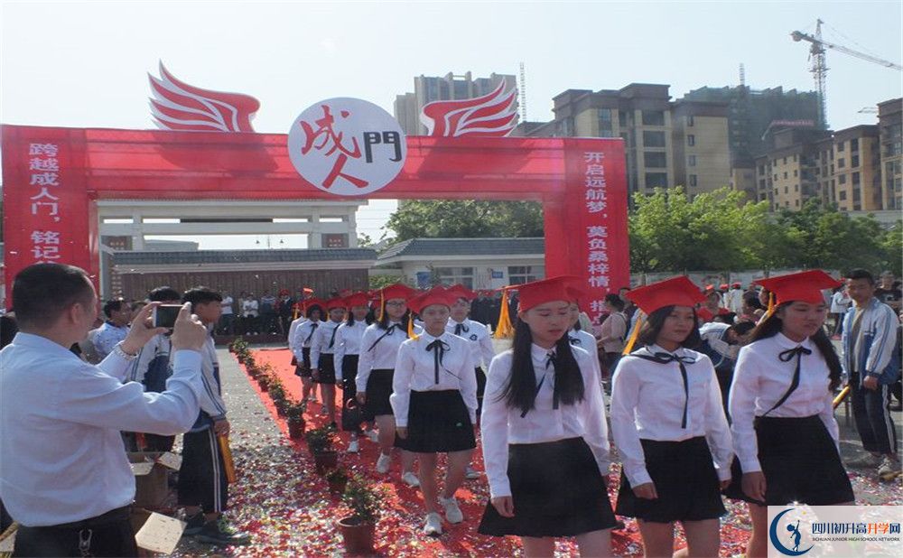 淮口中學在校學生總?cè)藬?shù)是多少？