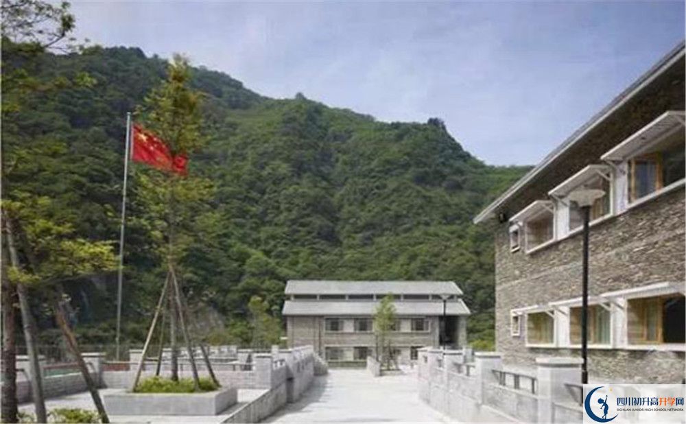 臥龍?zhí)貐^(qū)中學(xué)今年的錄取條件是否有變化？